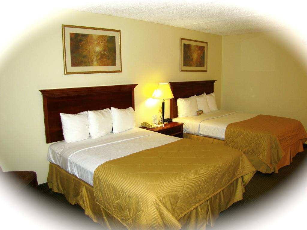 Baymont Inn & Suites Clearwater Room photo