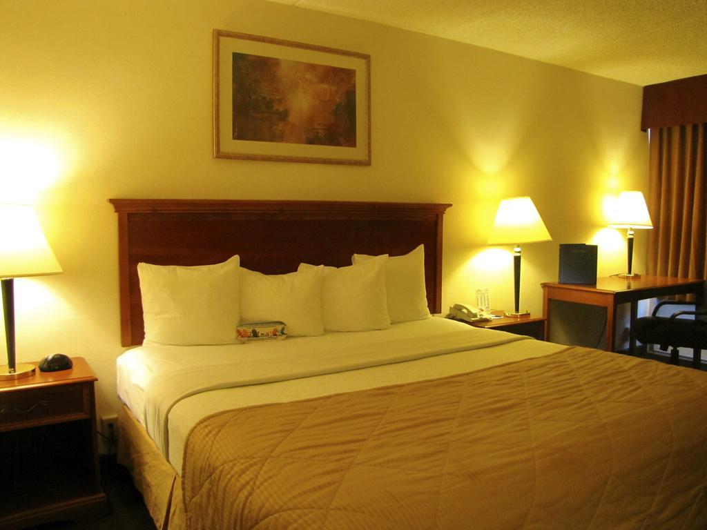 Baymont Inn & Suites Clearwater Room photo